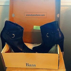 1 pair of G.H. Bass, brown bottle, size 8, 2" heel.
